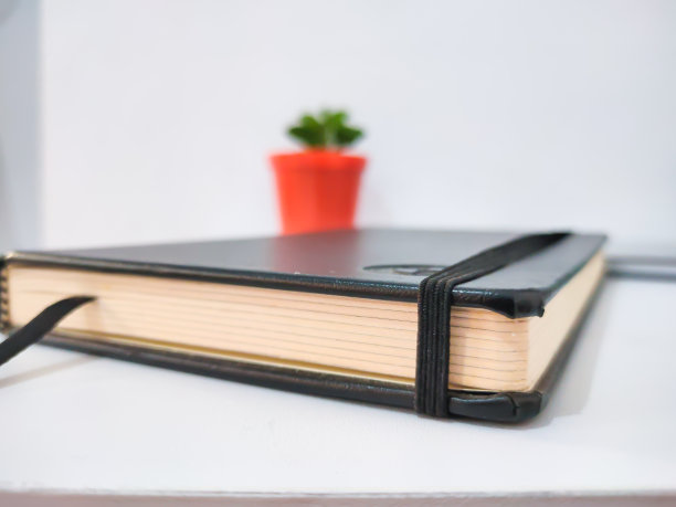 书在白色的桌子上图片下载