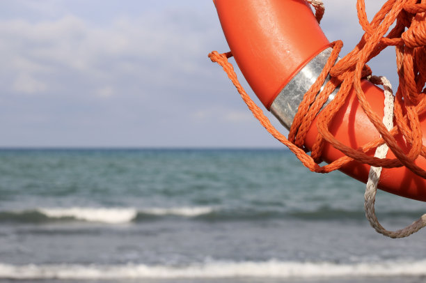 海滩上的救生圈。图片下载