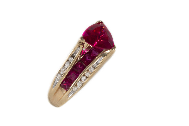 镶有红宝石和钻石的黄金戒指，孤立在白色的背景上图片下载