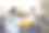 父母带着年幼的女儿和儿子坐在家里的沙发上读童话故事。图片下载