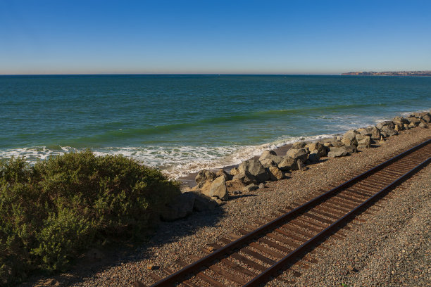在无云的日子里，铁路与南加州西海岸平行。铁轨俯瞰着太平洋。图片下载