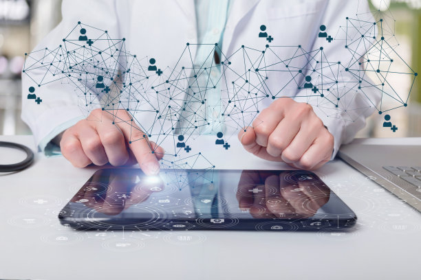 医生工作在网络上的平板电脑，他是在桌子上。图片下载