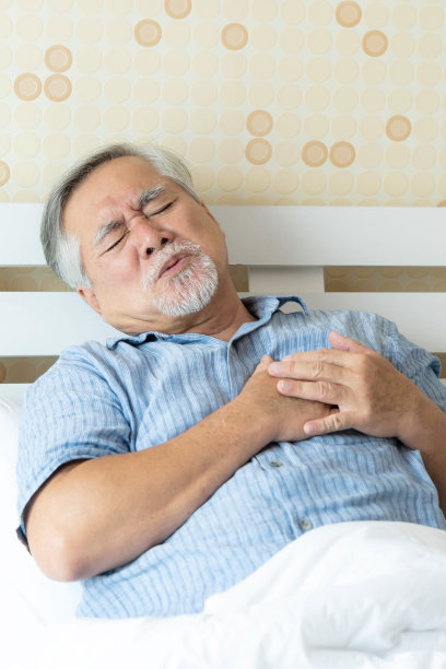 亚洲老年男性患严重胸痛心脏病，在家中老年心脏病发作图片下载