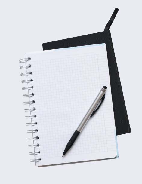 白色笔记本，银色钢笔和黑色日记本图片下载