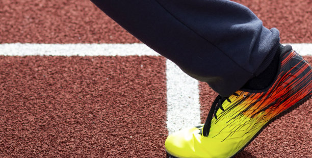 运动员在跑道起跑线上穿有钉鞋的赛跑鞋图片下载