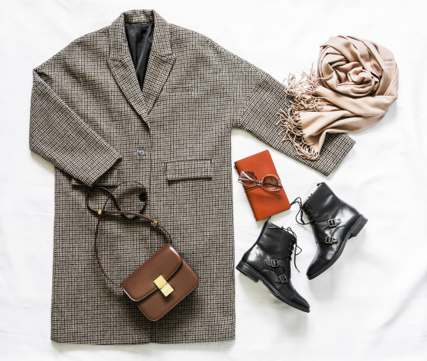 女装秋春季服装-超大格纹外套，黑色皮靴，皮包，米色羊绒围巾，浅色背景太阳镜，俯视图图片下载