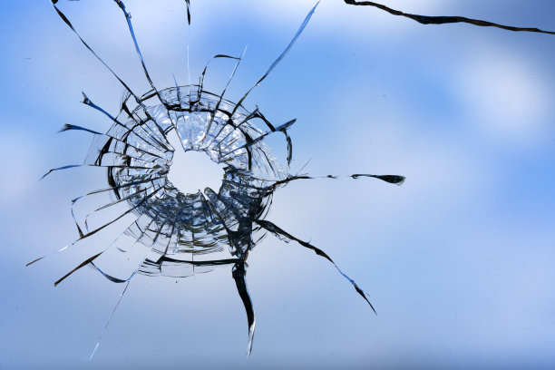 天空背景上窗户玻璃上的裂缝。图片下载