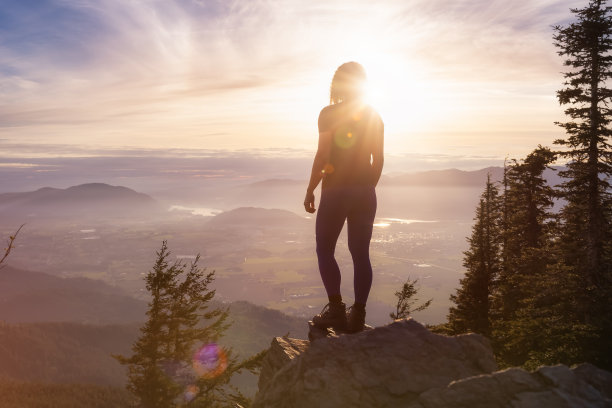 冒险的高加索成年妇女徒步在加拿大的自然图片下载