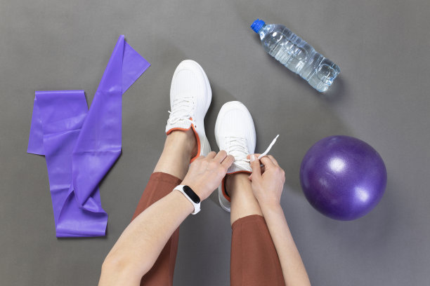 在锻炼前系鞋带的女人图片下载