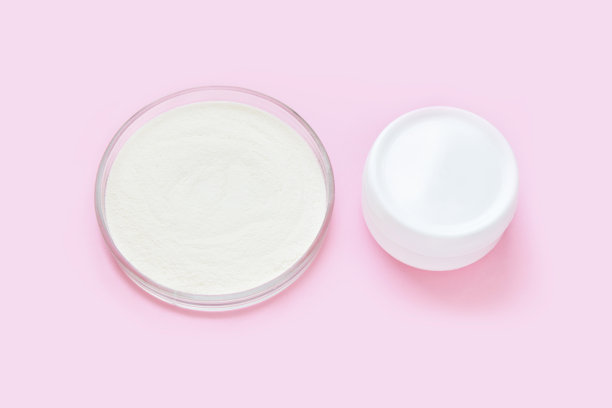 胶原蛋白的白色粉末。柔和的颜色背景。健康的产品图片下载