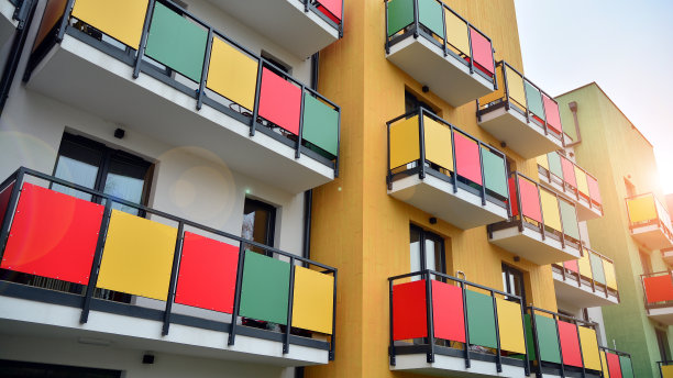 在市中心有对称的现代建筑的公寓和公寓大楼。图片下载