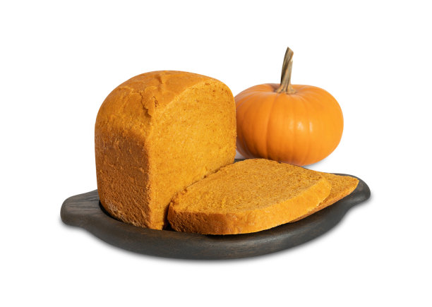 南瓜面包孤立在白色背景上。自制的南瓜面包在木盘特写。秋天的食物。图片下载