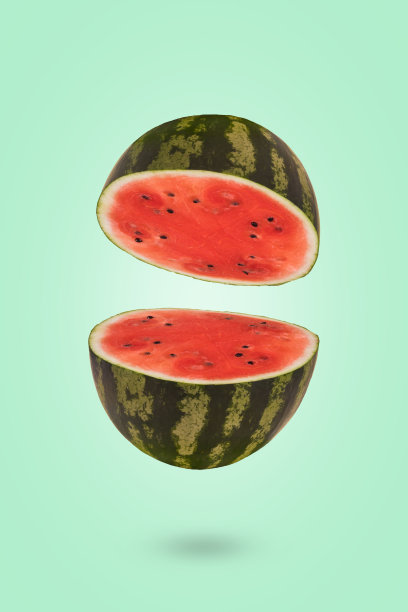 熟西瓜切成两半，在空中飞。图片下载