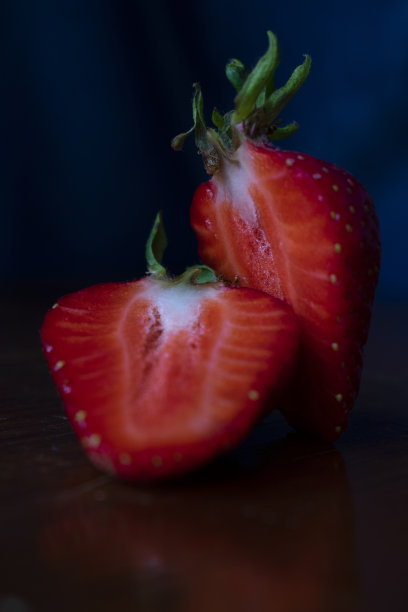 切片多汁的草莓特写图片下载