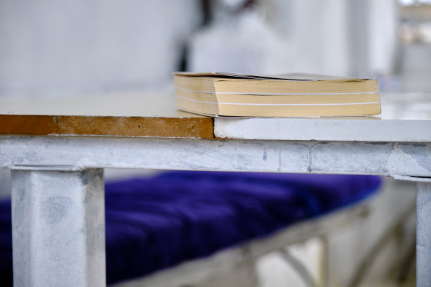 白色的桌子和蓝色的地毯上有一本书图片下载