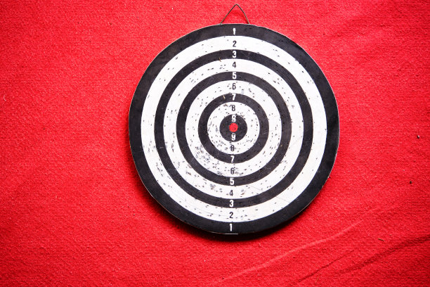 已经用过和二手飞镖板站在红地毯上图片下载