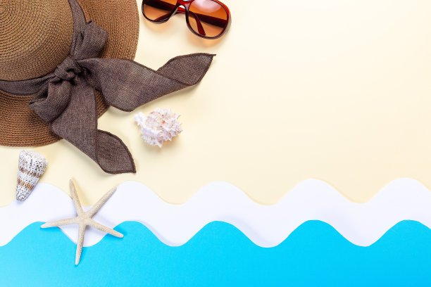 暑假背景以帽子、太阳镜和贝壳、波浪纸制成，水平，俯视图拷贝空间图片下载