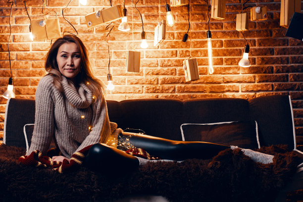 坐在沙发上的可爱女孩。图片下载