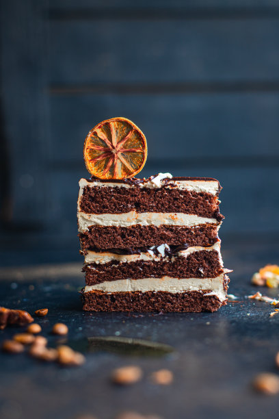 巧克力蛋糕奶油坚果，咖啡，香料，蜂蜜，甘纳许甜甜点假日款待餐小吃复制太空食物背景乡村。图片下载