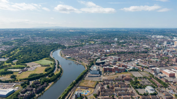 北爱尔兰贝尔法斯特市中心河流和建筑物的鸟瞰图。无人机照片，城镇的高角度视图图片下载