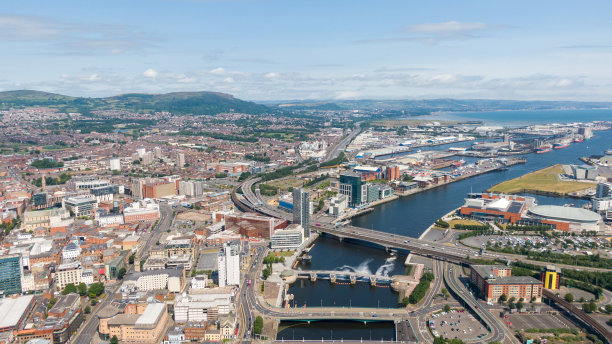 北爱尔兰贝尔法斯特市中心河流和建筑物的鸟瞰图。无人机照片，城镇的高角度视图图片下载