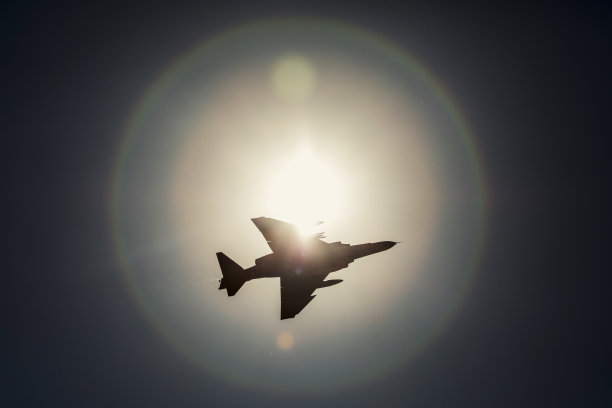 土耳其空军在科尼亚举办的2021年“安纳托利亚之鹰”训练中，一架F4“幻影”战机从太阳前飞过。图片下载