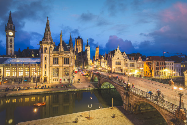 比利时佛兰德斯中世纪城市金特的高点，圣尼古拉斯教堂和金特市政厅。Gent的日落城市景观图片下载