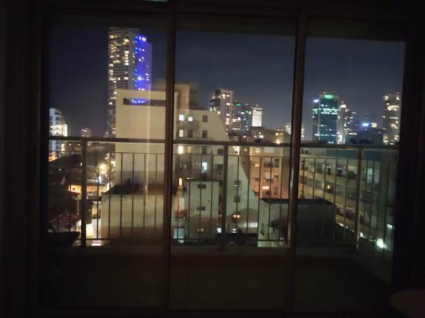 窗外夜景：城市灯光图片下载