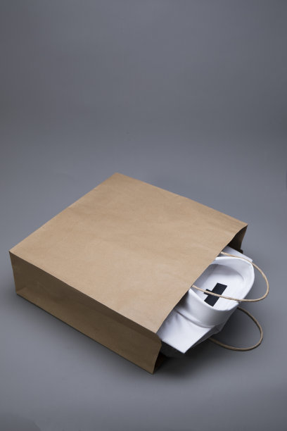 男士衬衫折叠在购物袋里图片下载