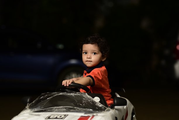 孩子在玩玩具车图片下载