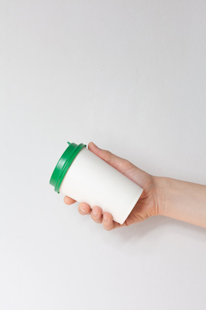 去掉咖啡杯的背景。男手里拿着一个咖啡纸杯图片下载