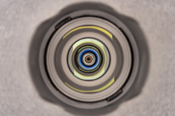 灰色背景上的一个摄像机镜头图片下载