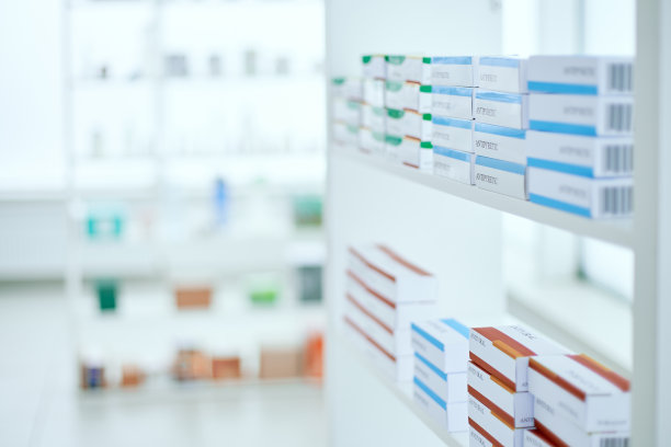 背景图像的一盒药物在一个药店的架子上图片下载