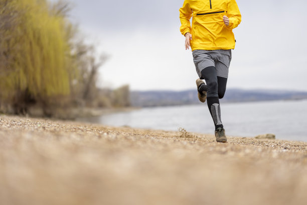 一个活跃的人在阴天慢跑图片下载