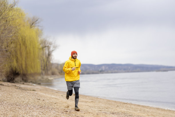 河边慢跑的人图片下载