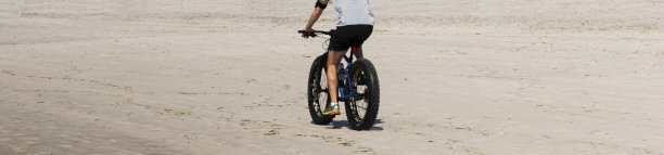 在海滩上骑着胖胖的自行车图片下载
