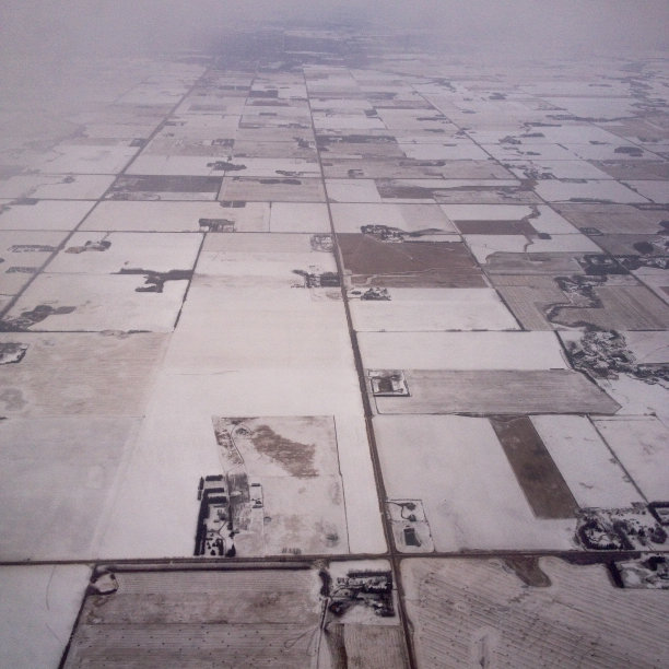 冬天农田的鸟瞰图图片下载