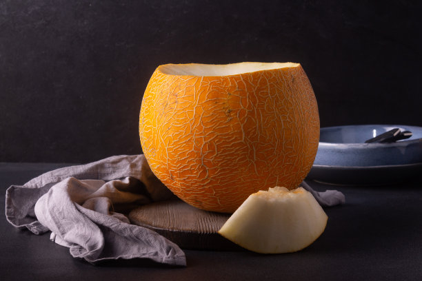 木架子上的甜瓜。黑暗的照片。图片下载