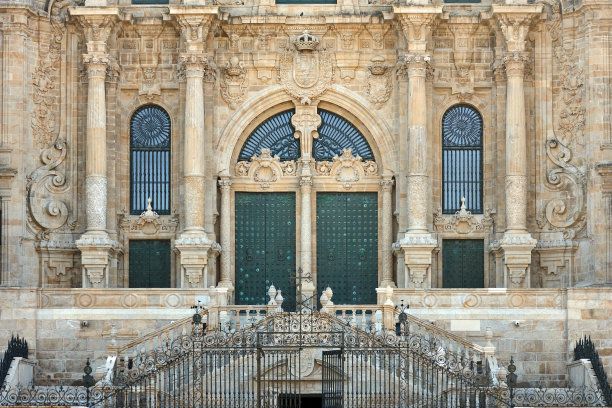 圣地亚哥德孔波斯特拉大教堂主立面门的细节。图片下载