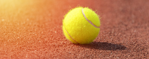 红土网球场上的网球。横向运动海报，贺卡，标题，网站图片下载