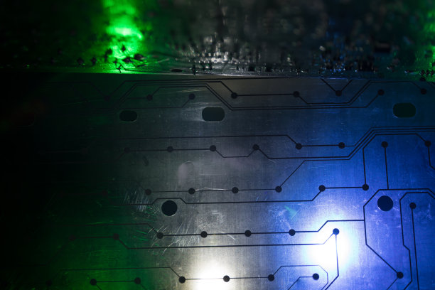 电子微电路的程式化照片。微电路，接触器，电子学，主板。黑色背景。电子器件的微距摄影。图片下载