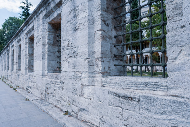 历史上的清真寺石墙和铁窗护栏的几何位置图片下载