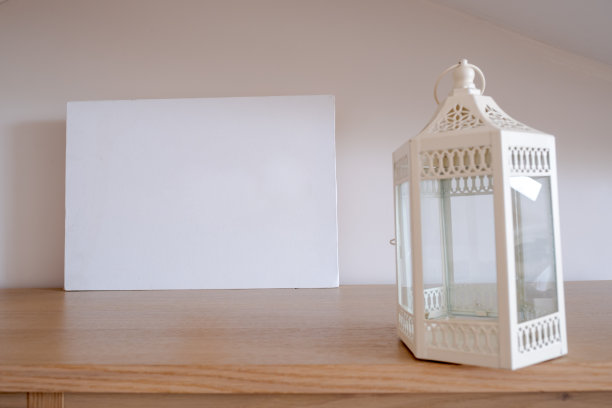 失焦白色床头台灯在前面和空模型框架图片下载