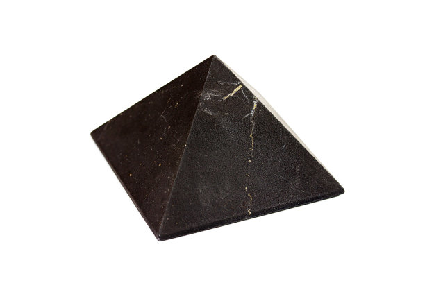 Shungite金字塔孤立在白色背景。图片下载