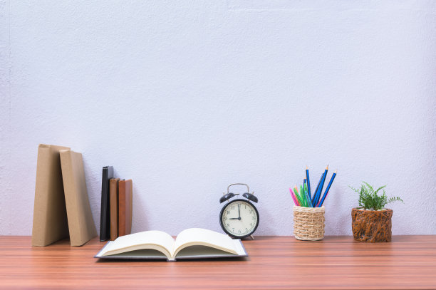 书、文件、文具放在书桌上图片下载