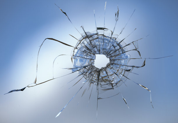 天空背景上窗户玻璃上的裂缝。图片下载