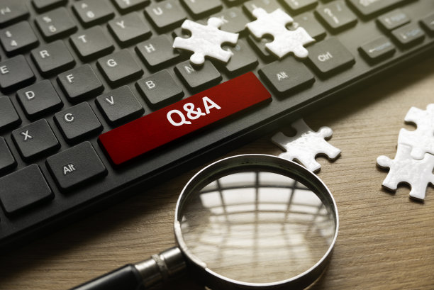 放大镜，拼图游戏和电脑键盘与红色按钮写QNA或问题和答案。图片下载