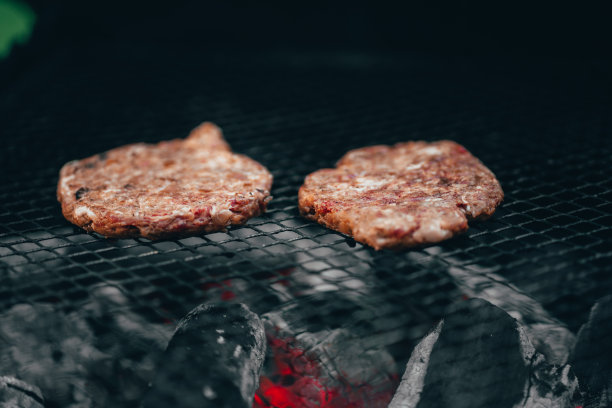 两片膳食肉糜，烤生的图片下载