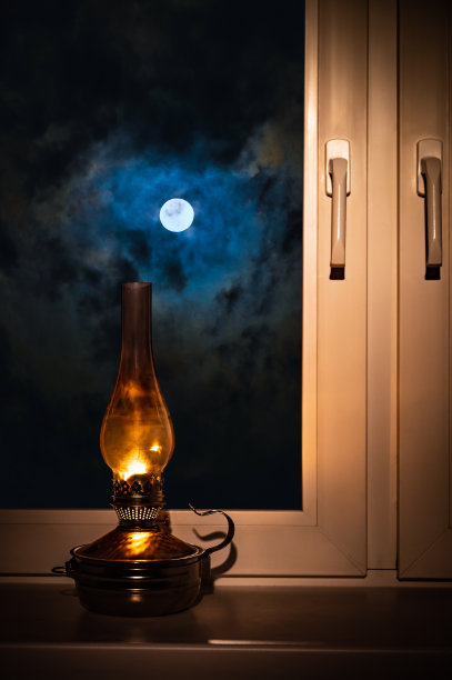 窗外夜景月亮旧灯窗台图片下载