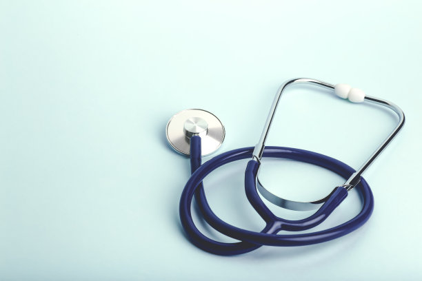 世界心脏日横幅背景。心脏作为健康，治疗，慈善，捐赠和心脏学的象征在一个蓝色的背景与一个医疗统计。图片下载